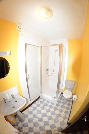 Habitación doble económica | Baño | Regadera, amenidades de baño gratuitas, secadora de cabello, toallas 