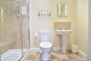 Double Room, 1 King Bed | Bathroom | Shower, free toiletries, hair dryer, towels