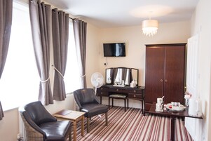 Decoración personalizada, muebles diferentes y cortinas blackout 