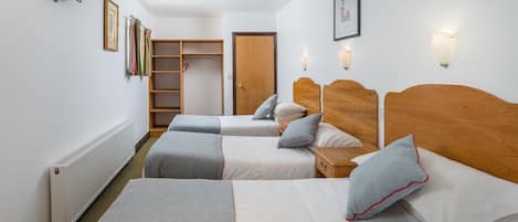 Deluxe driepersoonskamer | Een kluis op de kamer, gratis wifi