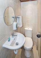 Quarto duplo standard | Banheiro | Secador de cabelo, toalhas de banho, sabonete, papel higiênico