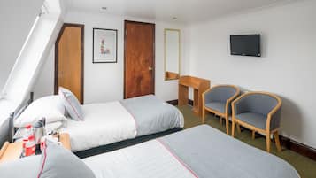 Une chambre d’hôtel avec deux lits, un bureau, deux chaises, une télévision et un tableau encadré au mur.