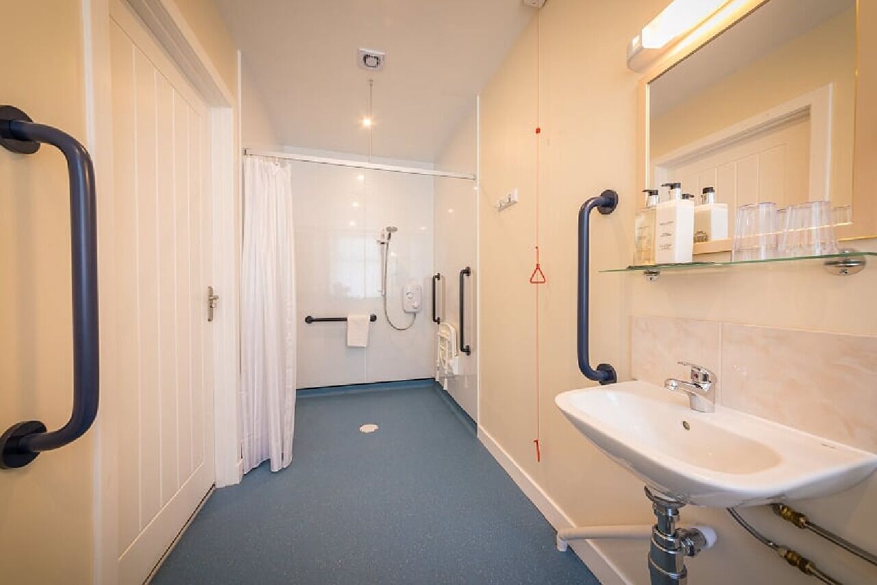 superior double room | accessible bathroom