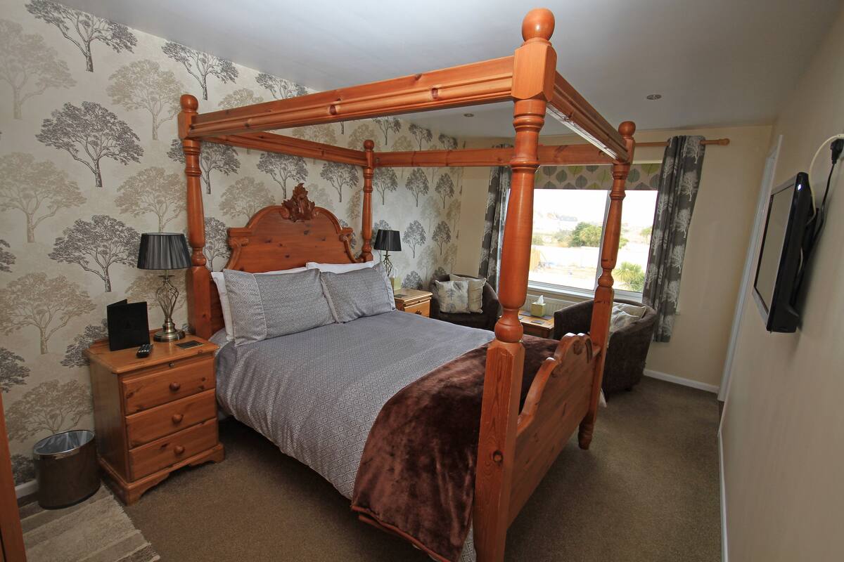 Individually decorated, iron/ironing board, cribs/infant beds, free WiFi
