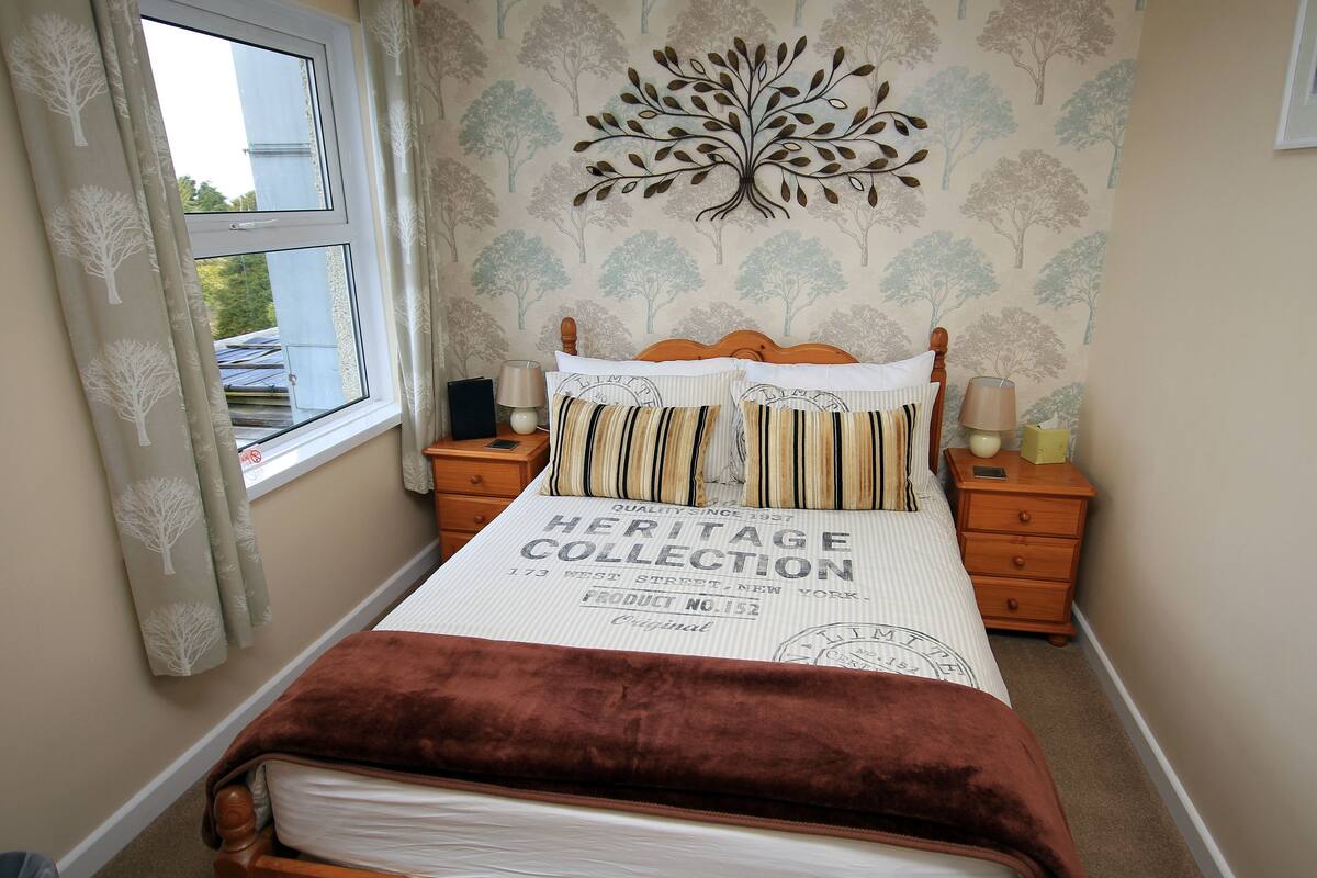 Individually decorated, iron/ironing board, cribs/infant beds, free WiFi