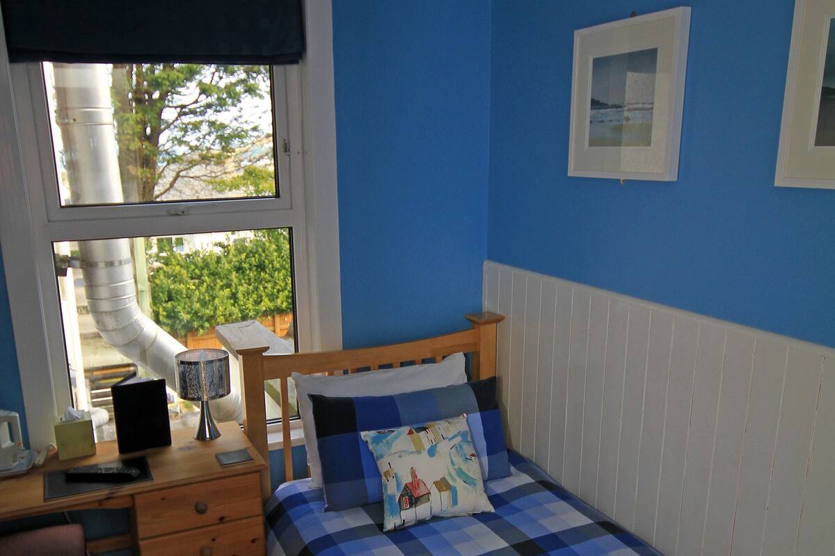 Individually decorated, iron/ironing board, cribs/infant beds, free WiFi
