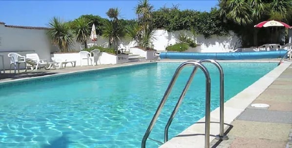 Seasonal outdoor pool, pool loungers