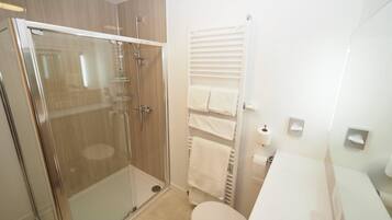 バスアメニティ (無料)、ヘアドライヤー、タオル