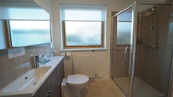 Amenidades de baño gratuitas, secadora de cabello, toallas