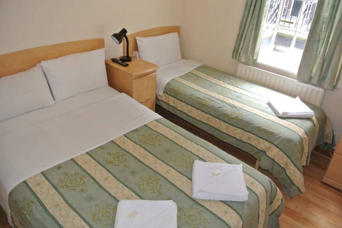 Triple Room | Desk, iron/ironing board, free WiFi