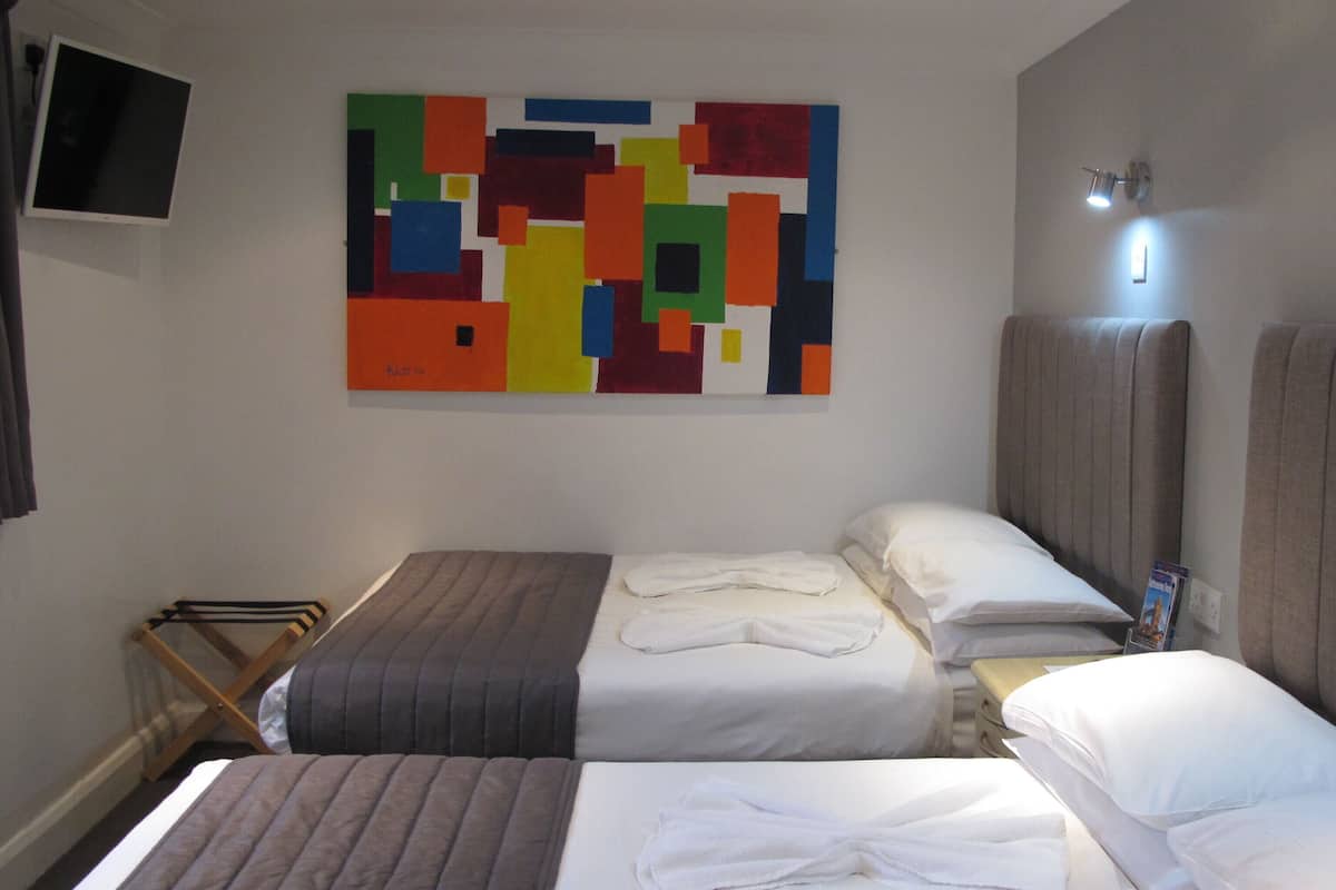 Kamar Quadruple, ensuite | Brankas, meja kerja, dan setrika/meja setrika