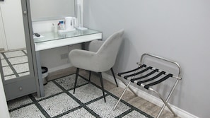 Cofres nos quartos, escrivaninha, ferros/tábuas de passar roupa
