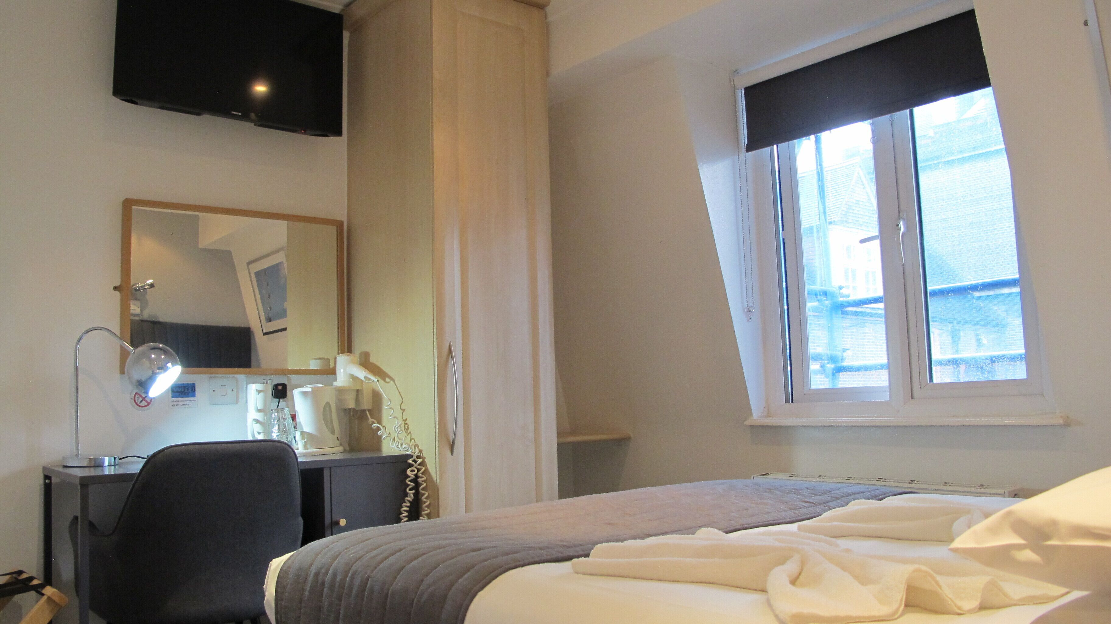 Standard Double Room, Ensuite | In-room safe, desk, iron/ironing board, cribs/infant beds