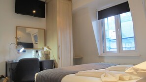 Quarto casal standard, suíte | Cofres nos quartos, escrivaninha, ferros/tábuas de passar roupa