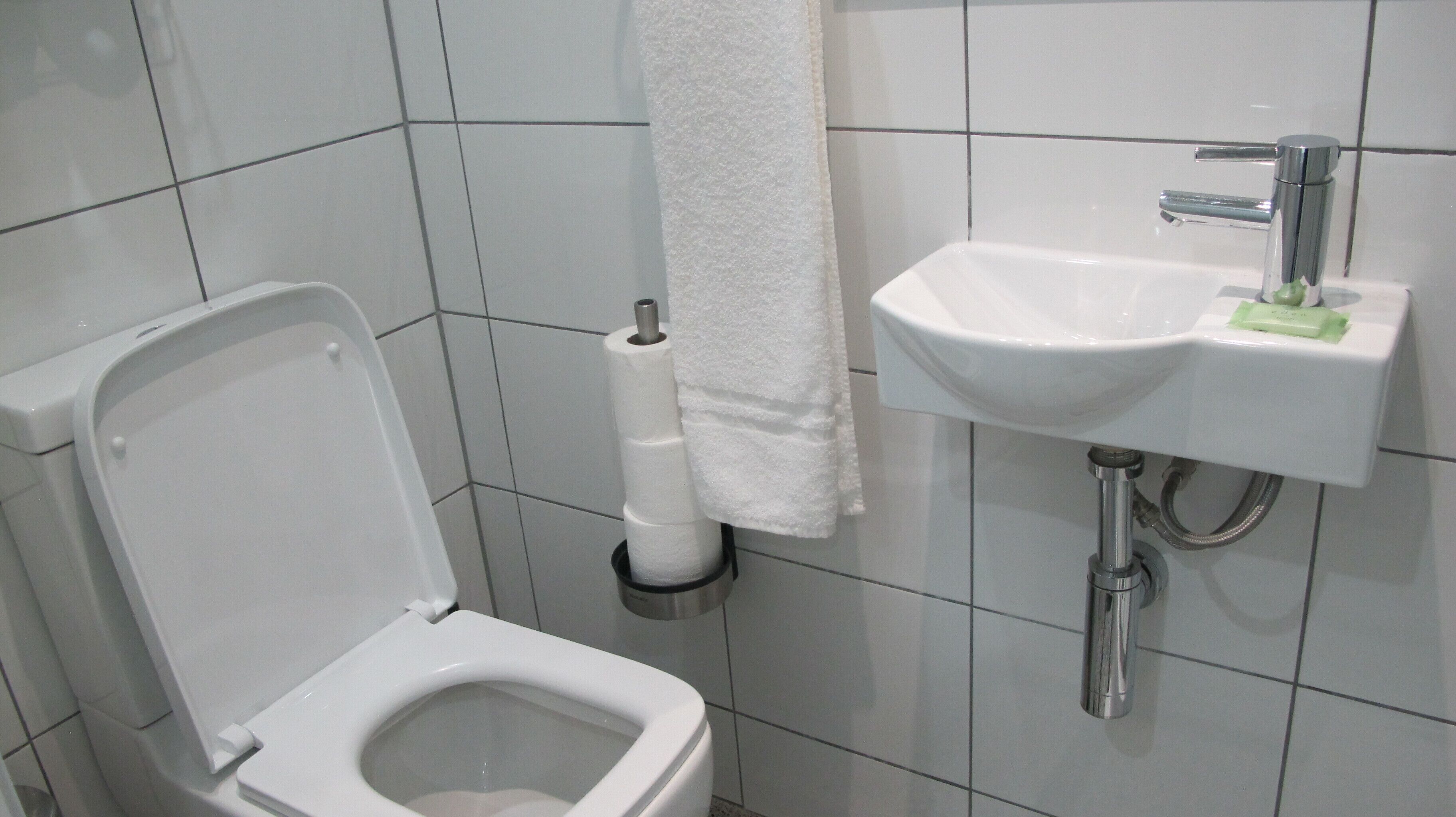 standard single room, ensuite | in-room safe, desk, iron/ironing board, cots/infant beds