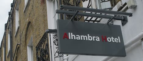 Une enseigne pour l’hôtel Alhambra.