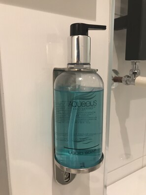 Shower, free toiletries, hair dryer, towels - OYO Bakers Hotel London Victoria (London)