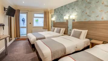 Quarto quádruplo luxo | Escrivaninha, ferros/tábuas de passar roupa, Wi-Fi de cortesia