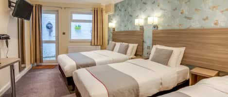 Deluxe Quadruple Room | Desk, iron/ironing board, free WiFi, bed sheets