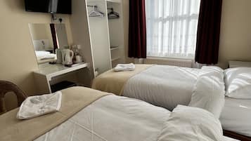 Chambre avec lits jumeaux | Literie hypoallergénique, bureau, fer et planche à repasser