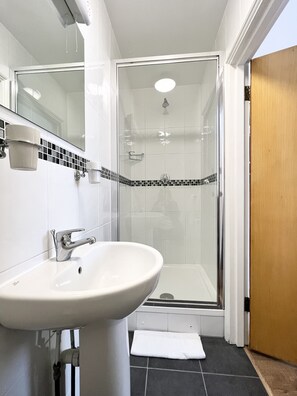 Single Room | Bathroom | Free toiletries, hair dryer, towels - Melbourne House (London)