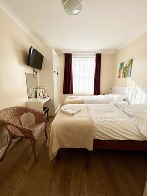 Twin Room | Hypo-allergenic bedding, desk, iron/ironing board, free WiFi - Melbourne House (London)