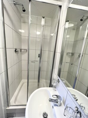Habitación triple | Baño | Artículos de higiene personal gratuitos, secador de pelo y toallas