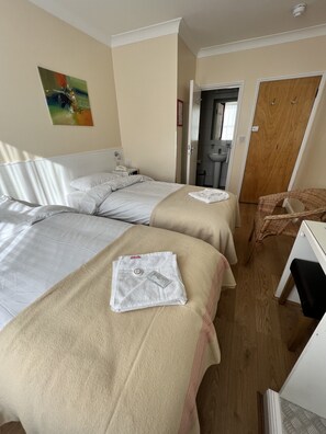 Habitación con 2 camas individuales | Ropa de cama hipoalergénica, escritorio, tabla de planchar con plancha