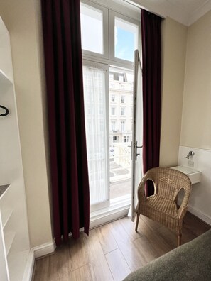Habitación doble | Ropa de cama hipoalergénica, escritorio, tabla de planchar con plancha