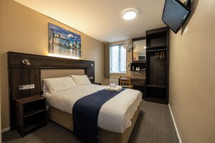 Escritorio, wifi gratis, ropa de cama