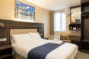 Escritorio, wifi gratis y ropa de cama