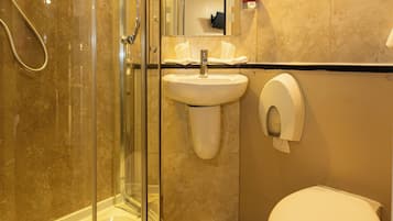 Gratis toiletartikelen, een haardroger, handdoeken