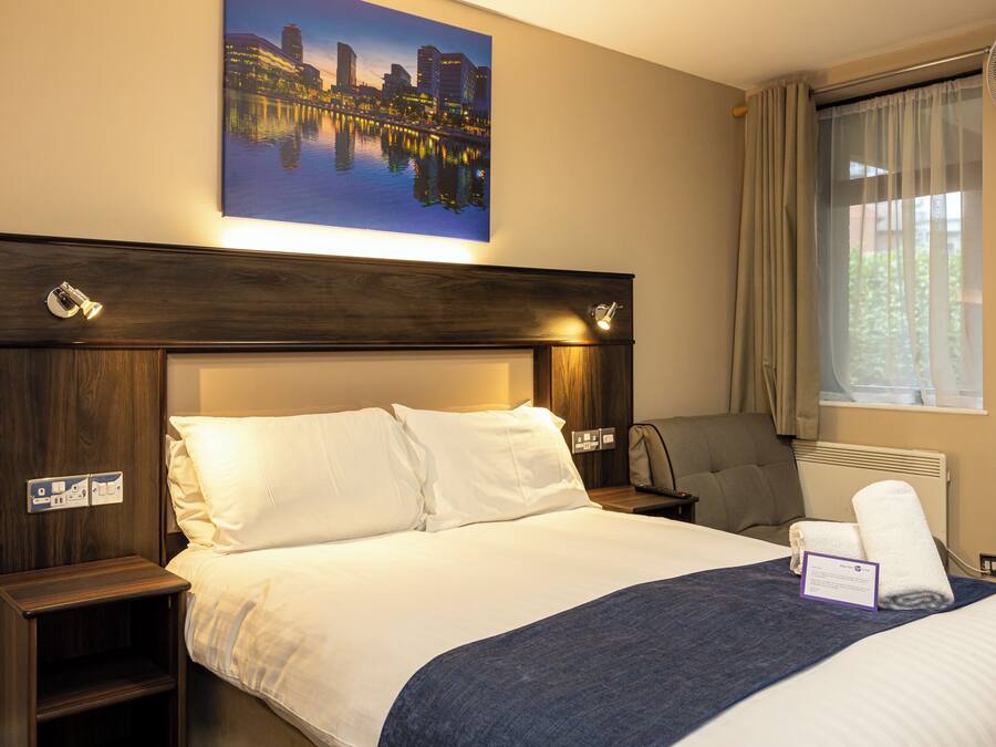 Escritorio, wifi gratis, ropa de cama