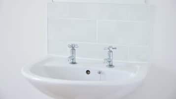 Standard Twin Room, 2 Twin Beds | Bathroom | Hair dryer, towels