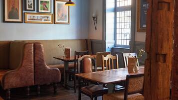 2 restaurantes; se sirven desayunos