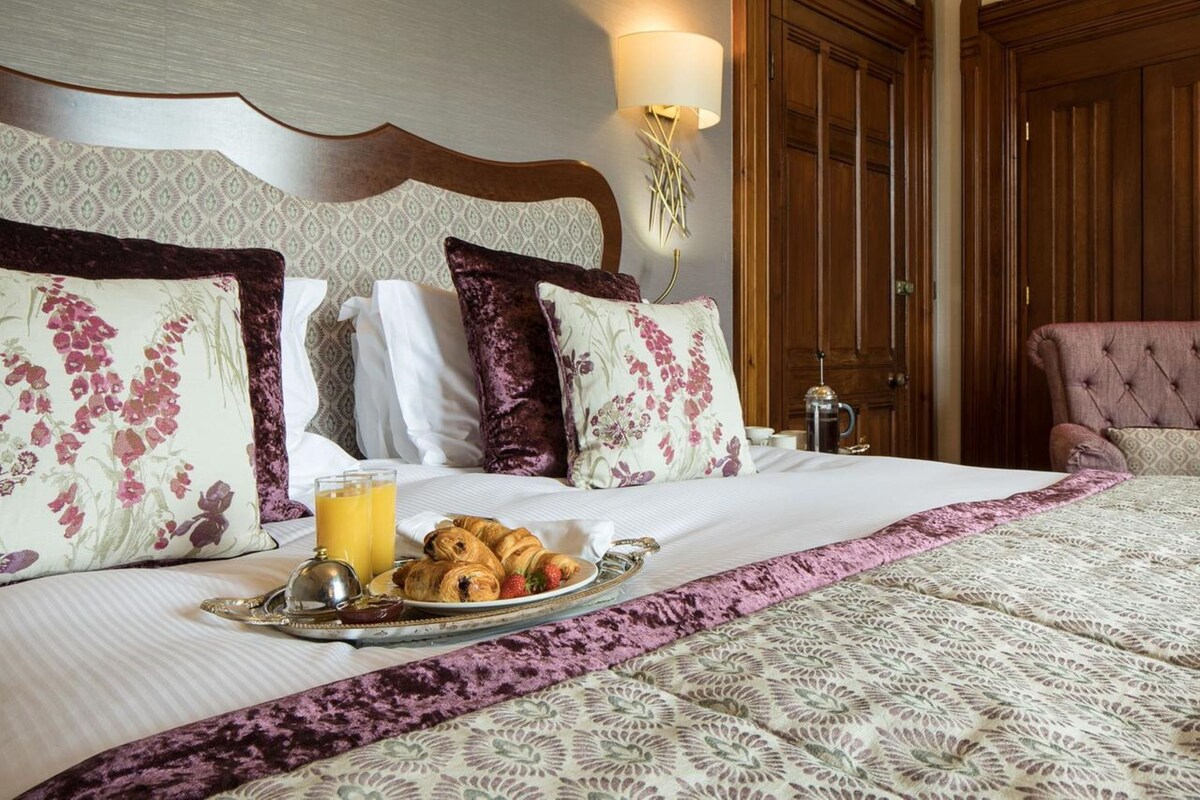 Egyptian cotton sheets, hypo-allergenic bedding, blackout curtains