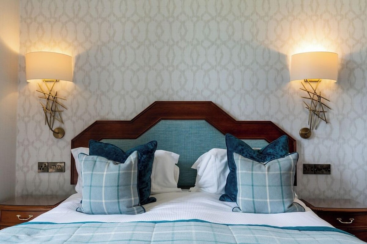 Egyptian cotton sheets, hypo-allergenic bedding, blackout curtains