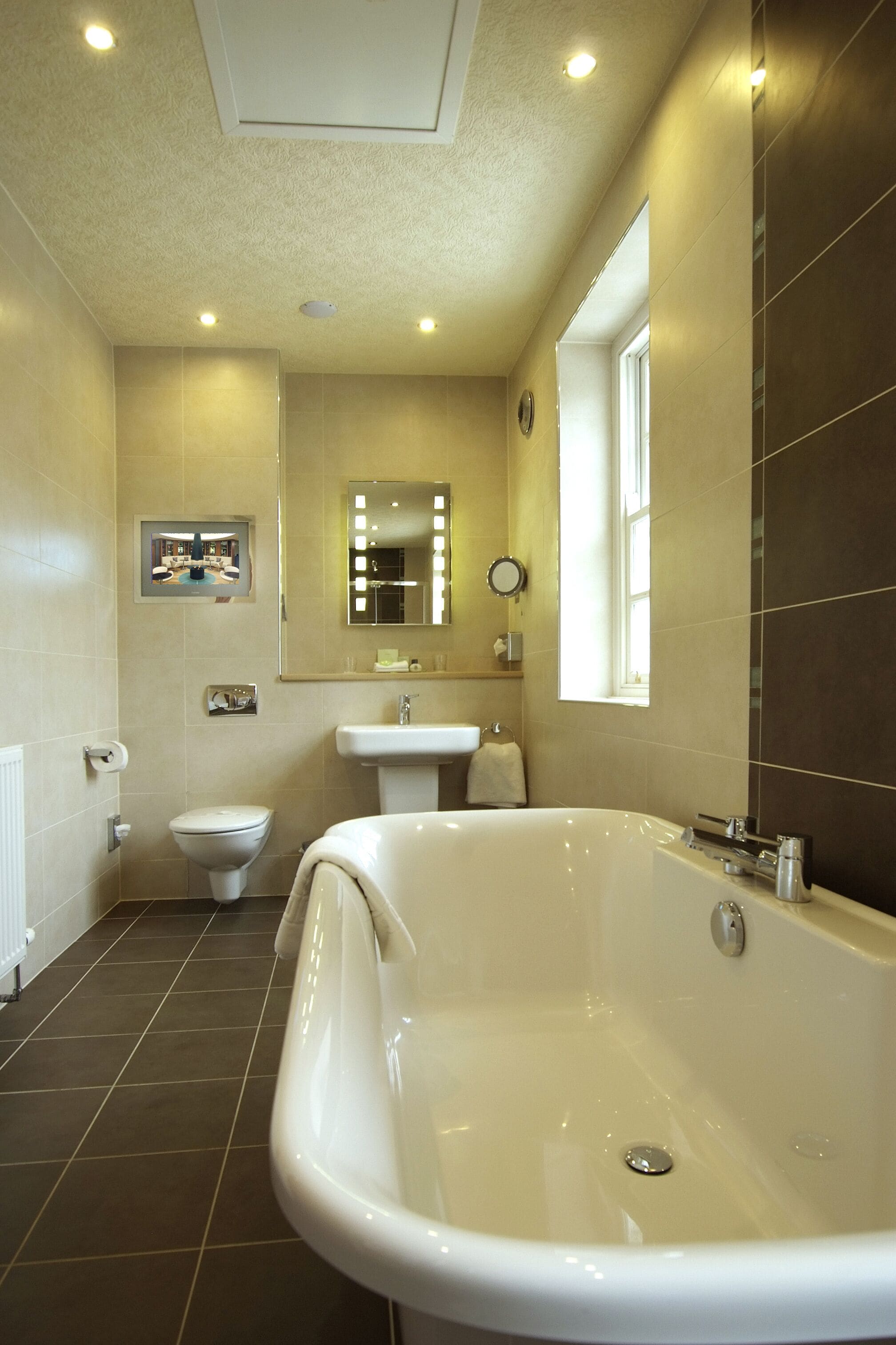 deluxe double room | bathroom | free toiletries, hair dryer, bathrobes, slippers