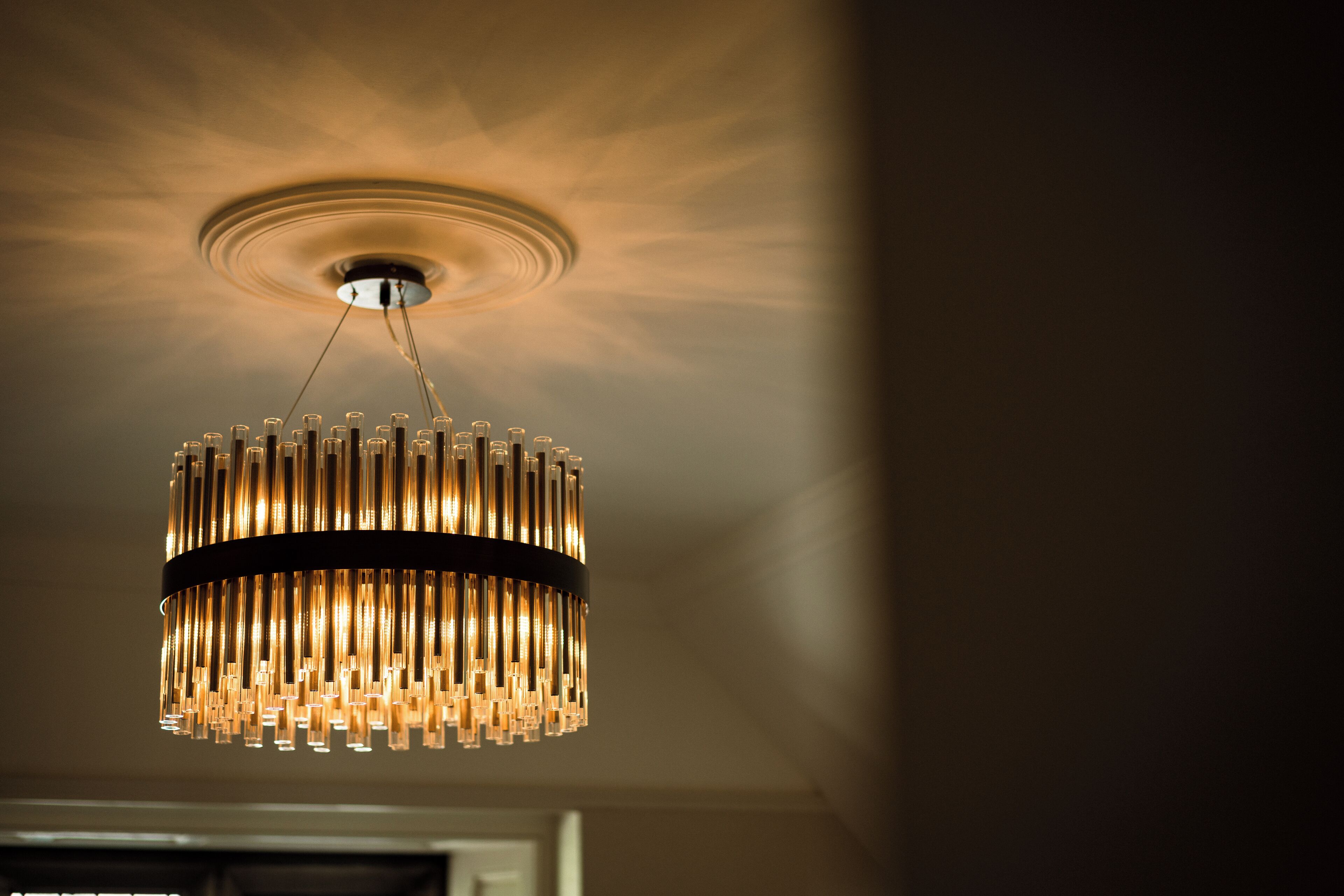 Un lustre composé de plusieurs luminaires suspendus au plafond.