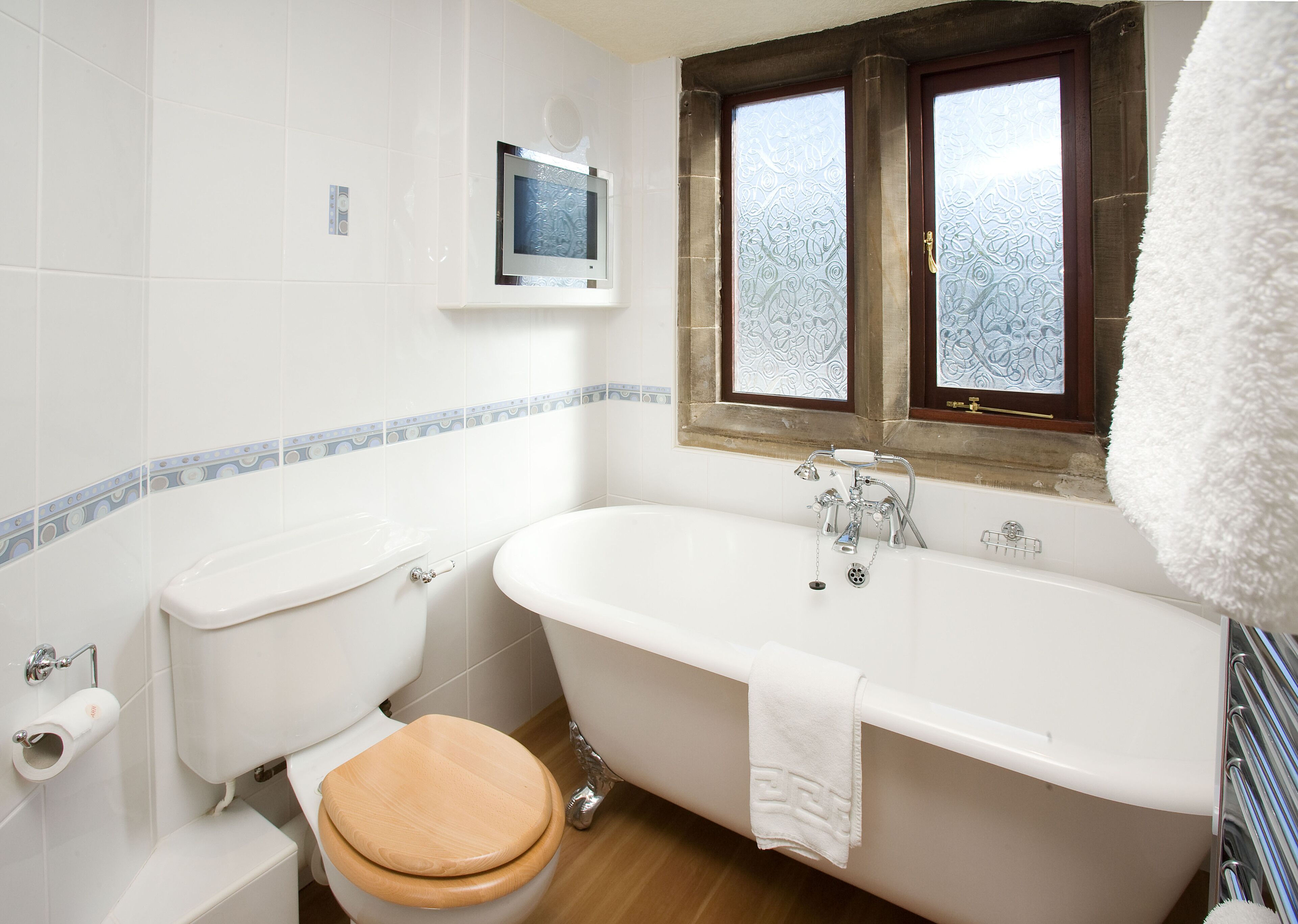 superior double room | bathroom | free toiletries, hair dryer, bathrobes, slippers