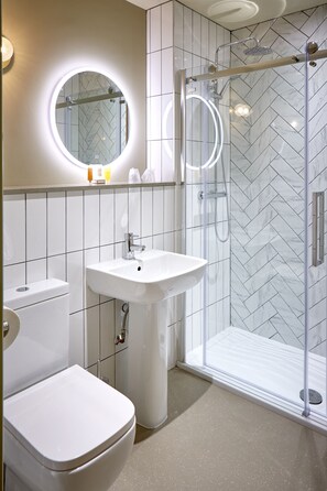 Signature Double or Twin Room, 1 Double or 2 Twin Beds | Bathroom | Free toiletries, hair dryer, towels, soap - Belmore (Sale)