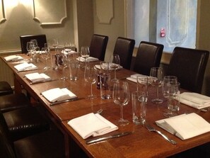 供應早餐及晚餐;英國菜