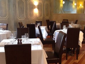 S'hi serveixen esmorzars, sopars i plats de cuina britànica 