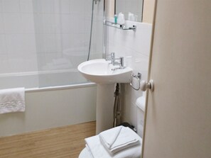 Salle de bain | Ensemble baignoire-douche, articles de toilette (gratuits)