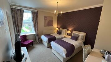 Habitación con 1 cama doble o 2 individuales | Decoración individual, escritorio, espacio para trabajar con un portátil