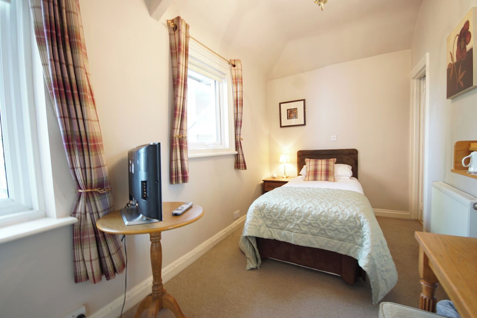 single room | 1 bedroom, individually decorated, desk, laptop workspace