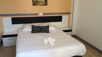 Cribs/infant beds, free WiFi