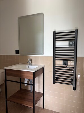 S entielle | Bathroom | Shower, towels, soap, shampoo