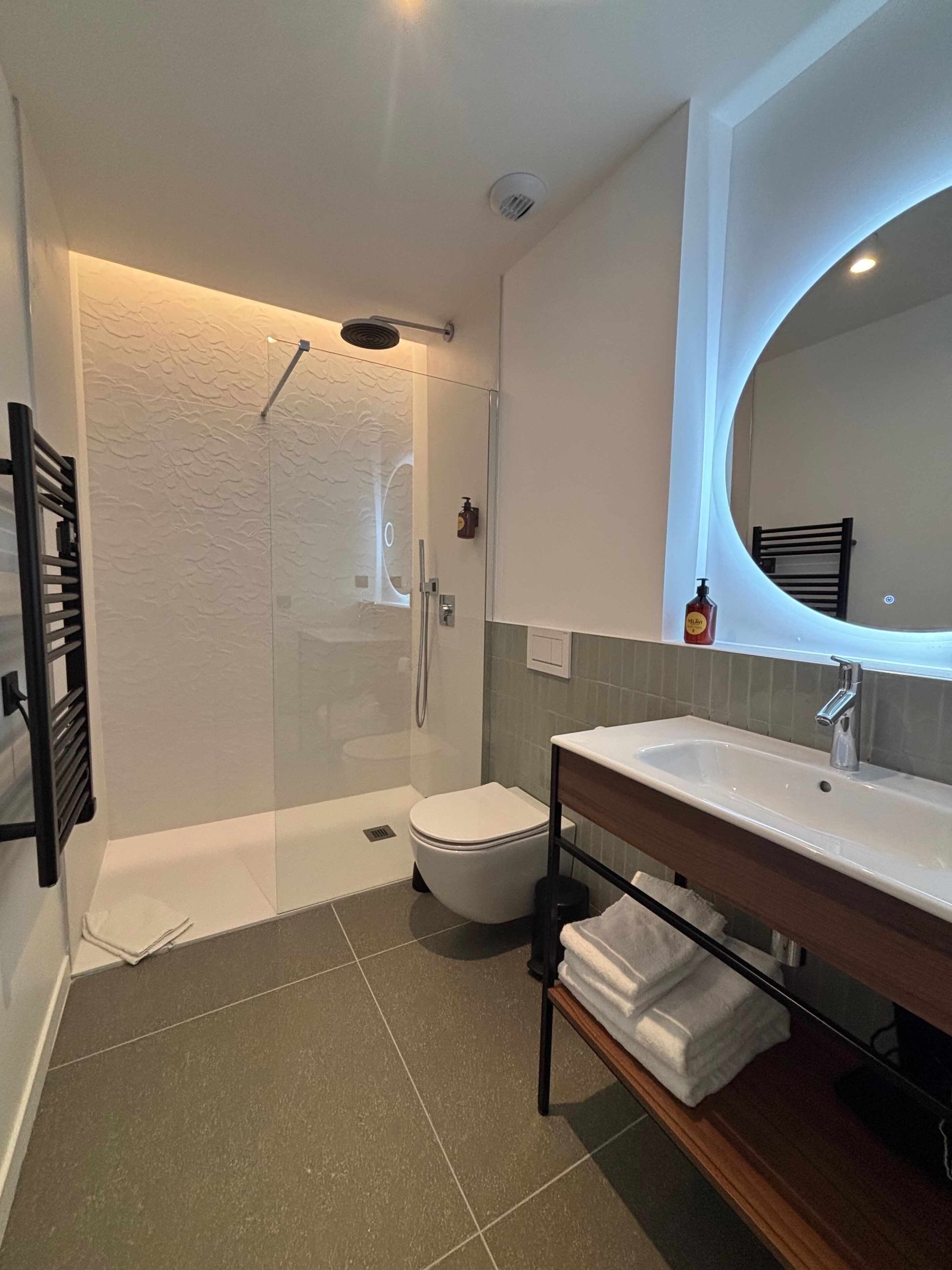 L égante | Bathroom | Shower, towels, soap, shampoo