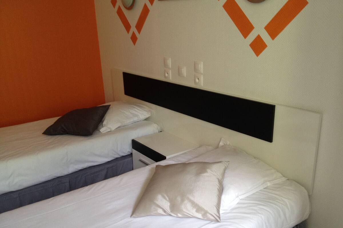Habitación con 2 camas individuales